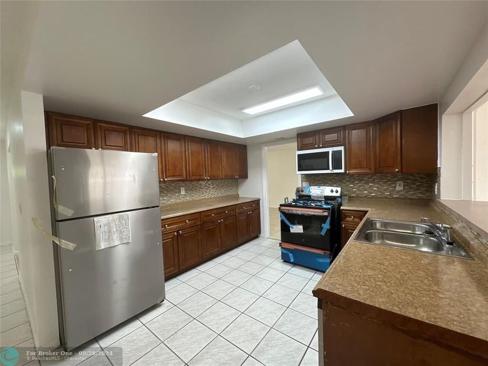 Active With Contract: $3,200 (5 beds, 2 baths, 2250 Square Feet)