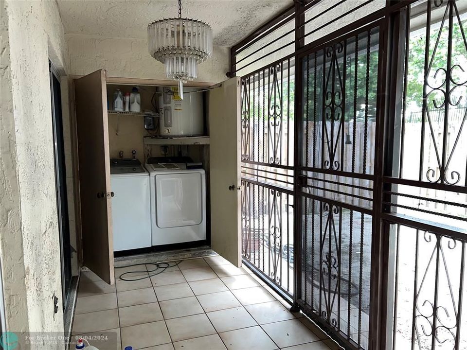 For Sale: $275,000 (2 beds, 2 baths, 916 Square Feet)