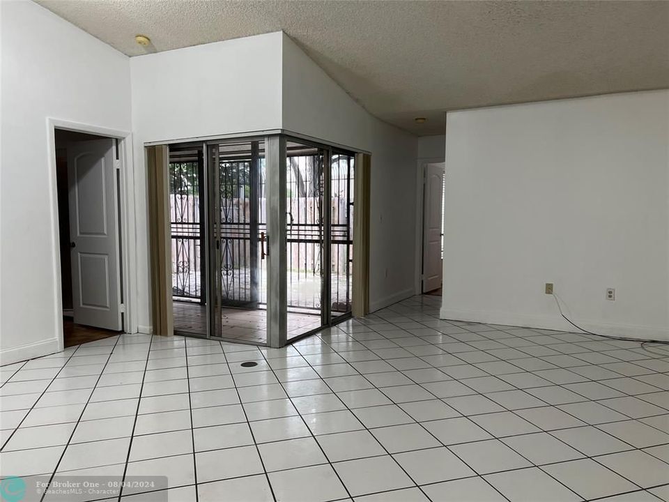 For Sale: $275,000 (2 beds, 2 baths, 916 Square Feet)