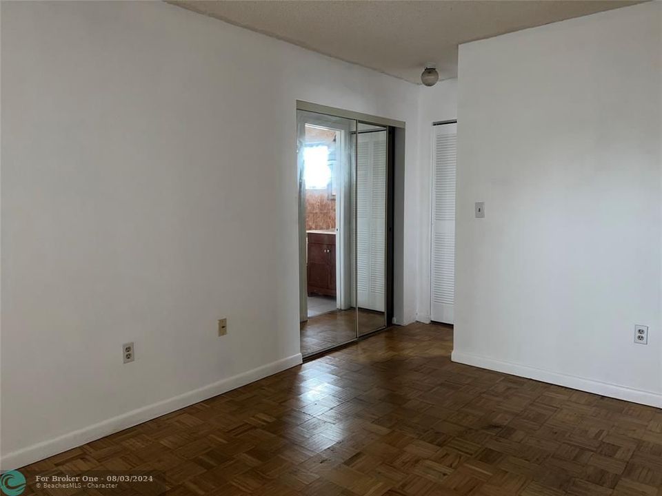 For Sale: $275,000 (2 beds, 2 baths, 916 Square Feet)