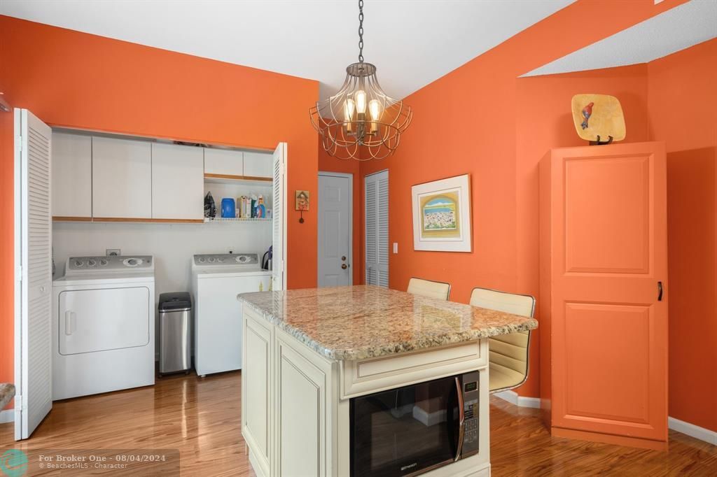 For Sale: $379,900 (2 beds, 2 baths, 1796 Square Feet)