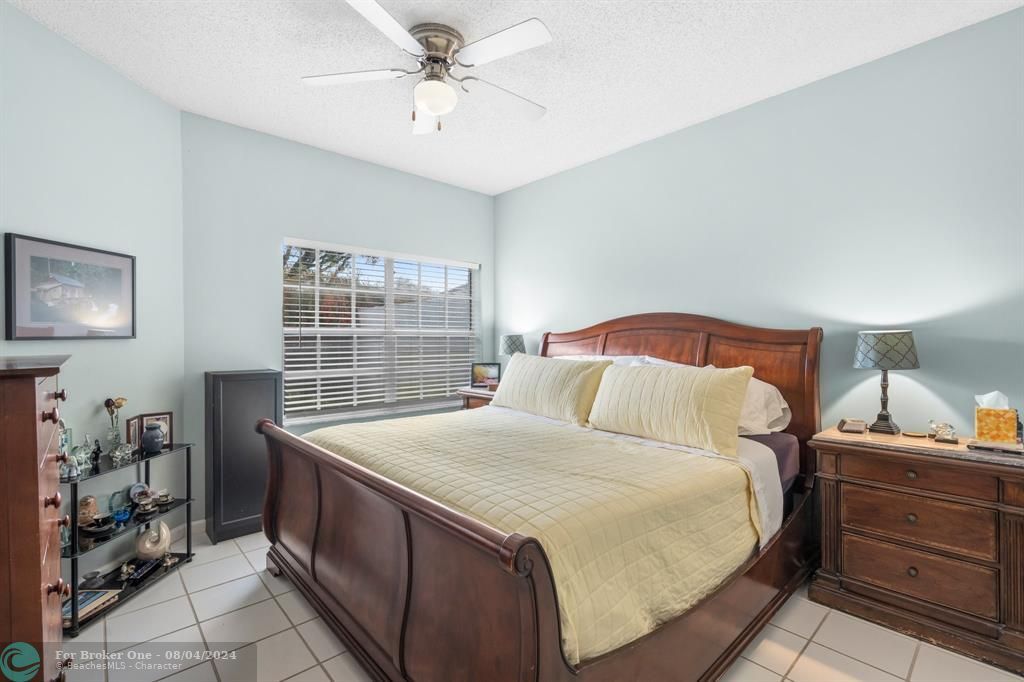 For Sale: $379,900 (2 beds, 2 baths, 1796 Square Feet)