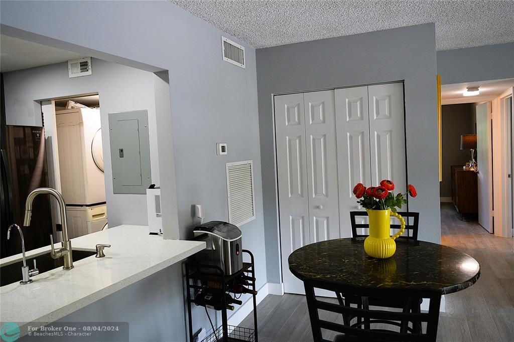 For Sale: $369,000 (2 beds, 2 baths, 1025 Square Feet)