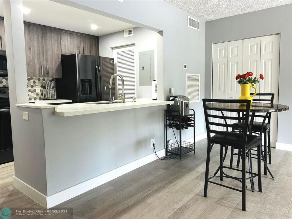 For Sale: $369,000 (2 beds, 2 baths, 1025 Square Feet)