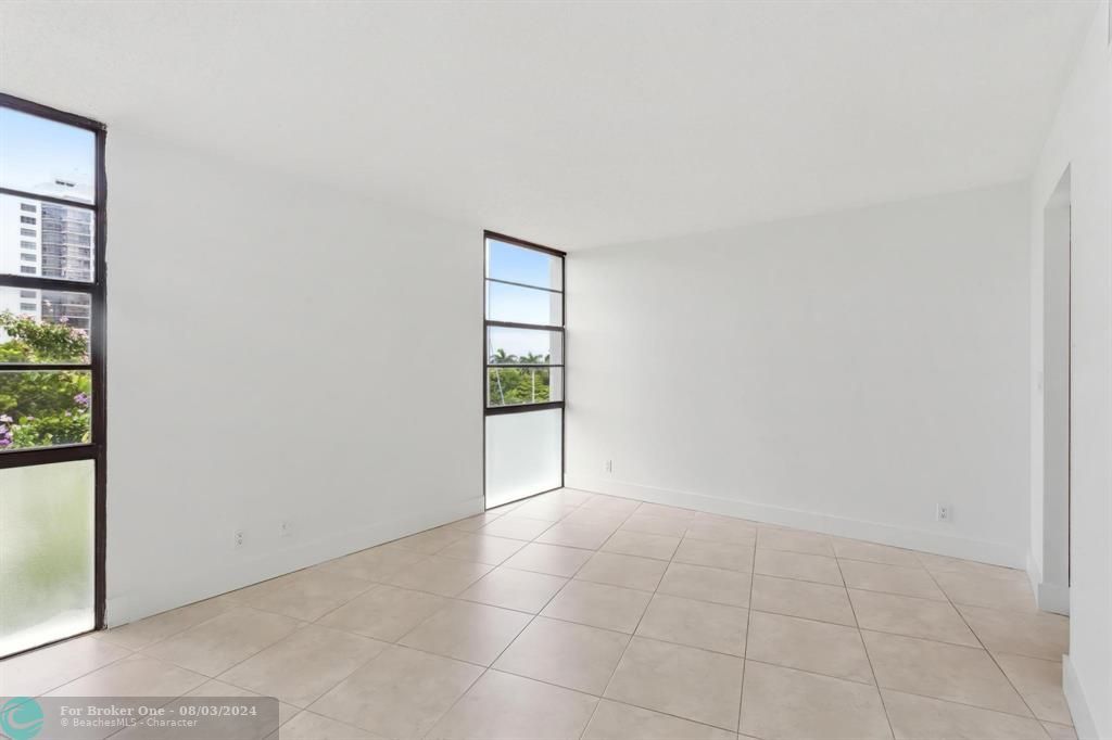 For Sale: $299,000 (2 beds, 2 baths, 1081 Square Feet)