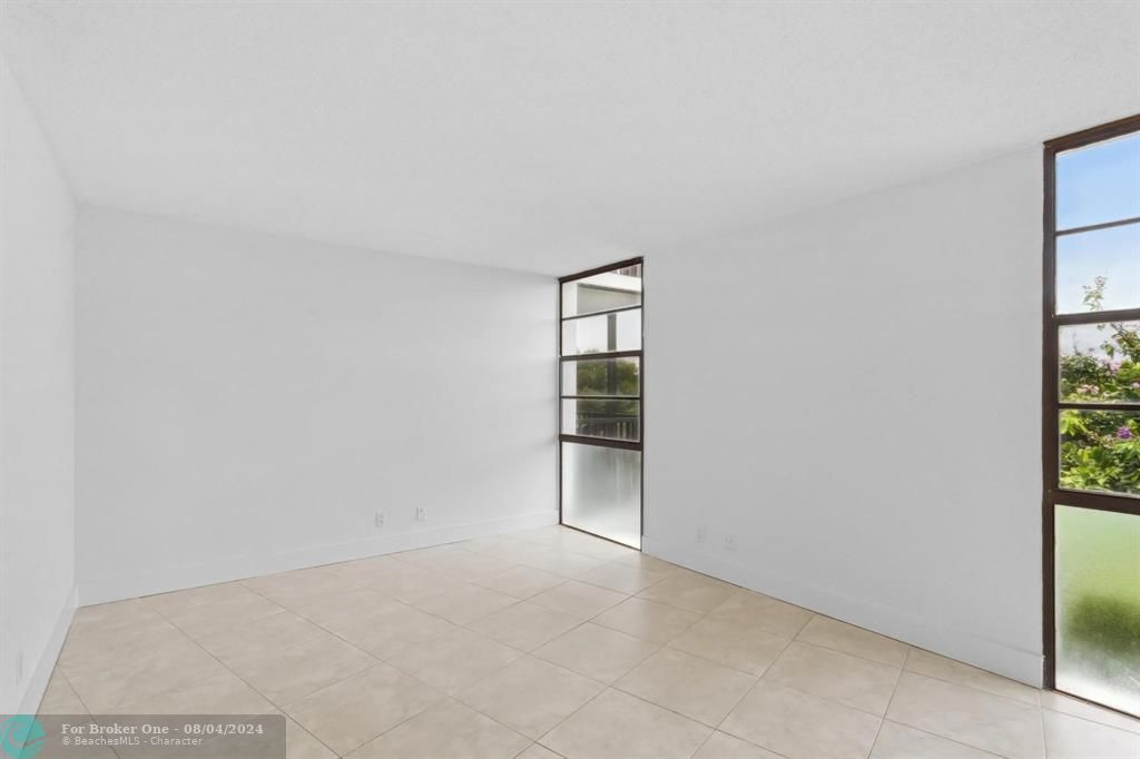 For Sale: $299,000 (2 beds, 2 baths, 1081 Square Feet)