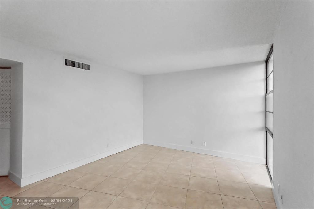 For Sale: $299,000 (2 beds, 2 baths, 1081 Square Feet)