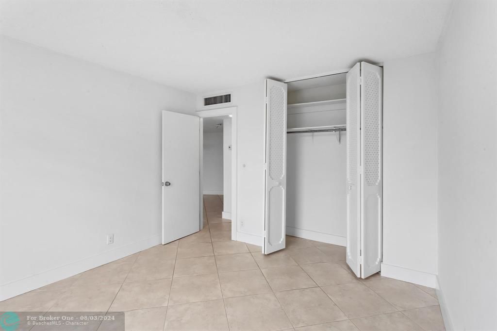 For Sale: $299,000 (2 beds, 2 baths, 1081 Square Feet)