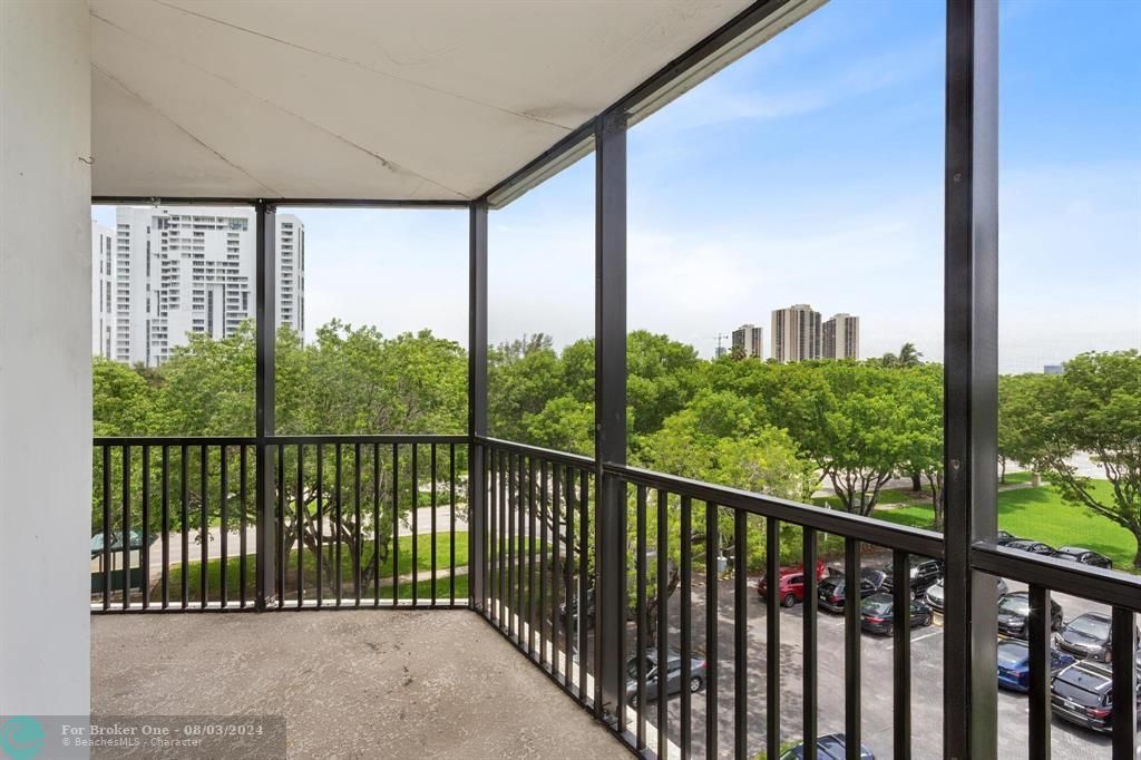 For Sale: $299,000 (2 beds, 2 baths, 1081 Square Feet)