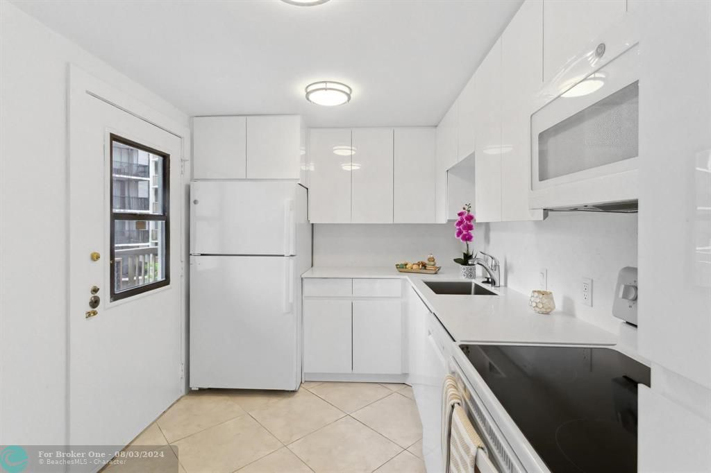 For Sale: $299,000 (2 beds, 2 baths, 1081 Square Feet)