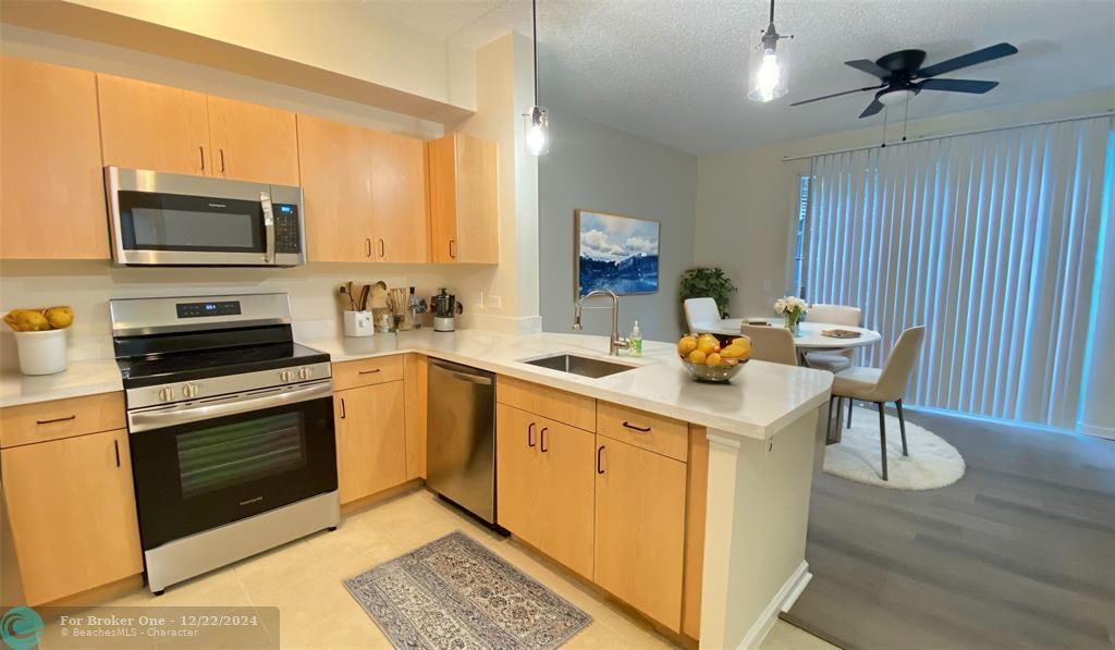 Active With Contract: $289,900 (1 beds, 1 baths, 667 Square Feet)