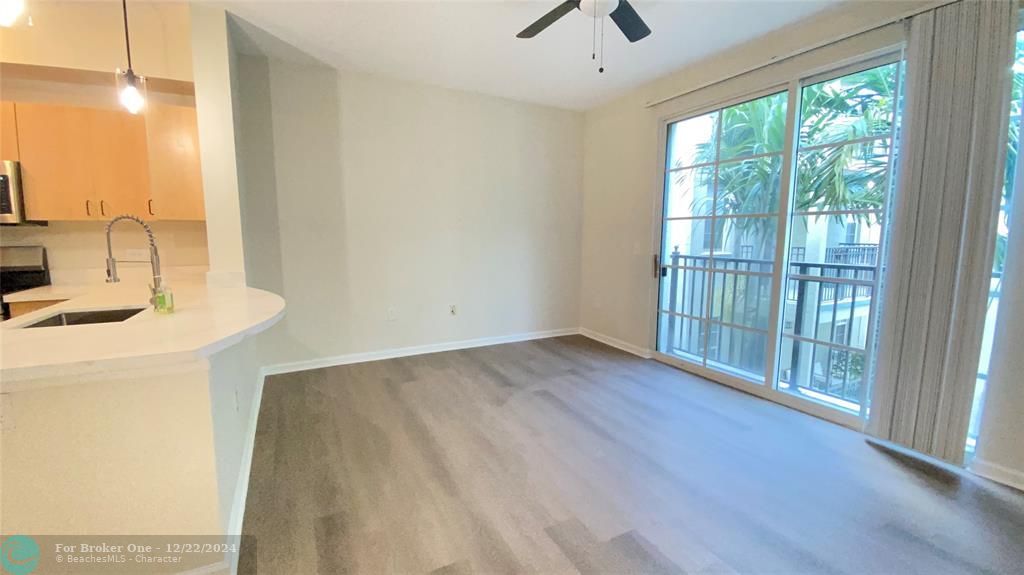 Active With Contract: $289,900 (1 beds, 1 baths, 667 Square Feet)