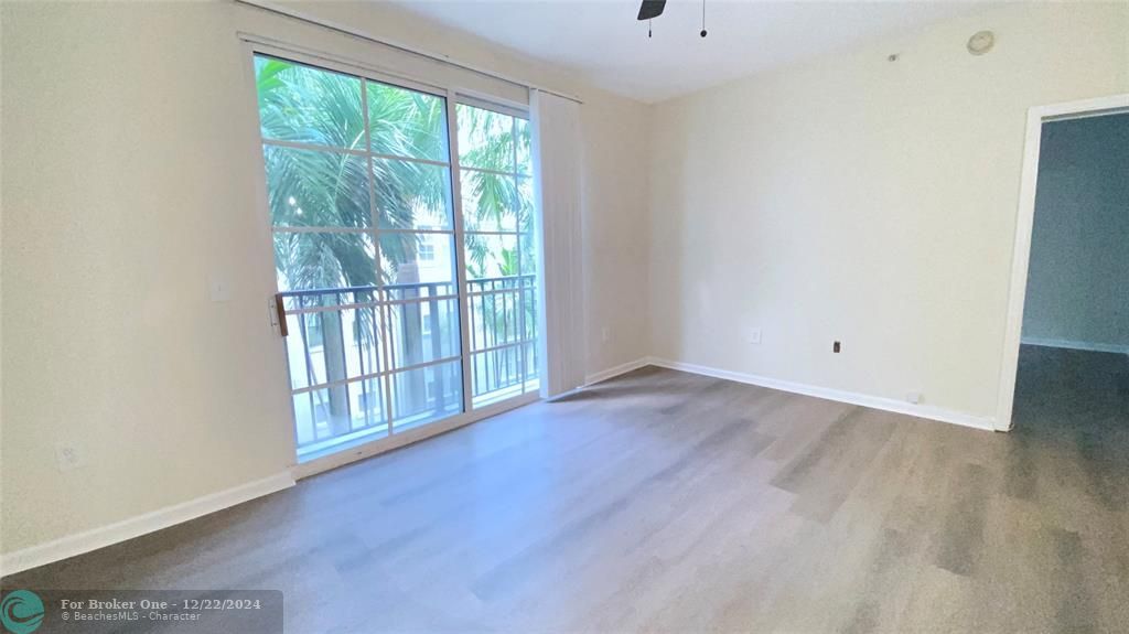 Active With Contract: $289,900 (1 beds, 1 baths, 667 Square Feet)