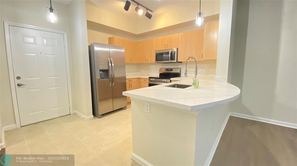 Active With Contract: $289,900 (1 beds, 1 baths, 667 Square Feet)