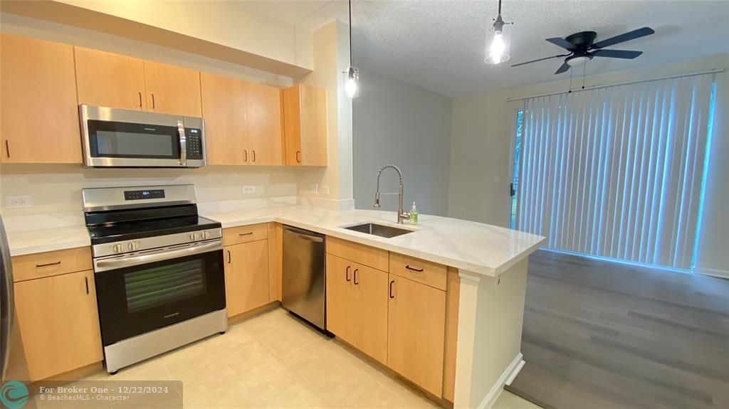 Active With Contract: $289,900 (1 beds, 1 baths, 667 Square Feet)