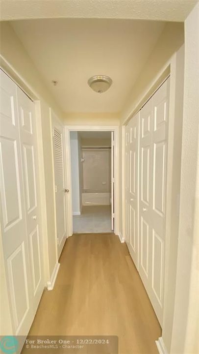 Active With Contract: $289,900 (1 beds, 1 baths, 667 Square Feet)