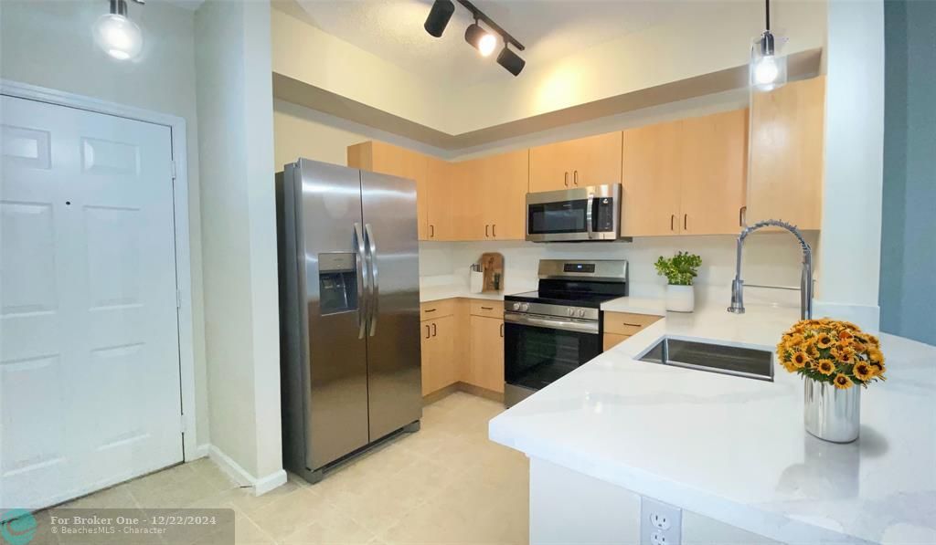 Active With Contract: $289,900 (1 beds, 1 baths, 667 Square Feet)