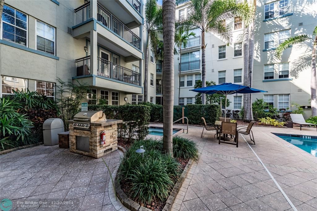 Active With Contract: $289,900 (1 beds, 1 baths, 667 Square Feet)