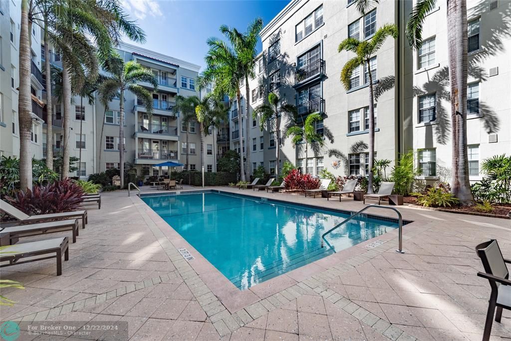 Active With Contract: $289,900 (1 beds, 1 baths, 667 Square Feet)