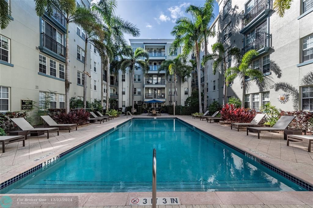 Active With Contract: $289,900 (1 beds, 1 baths, 667 Square Feet)