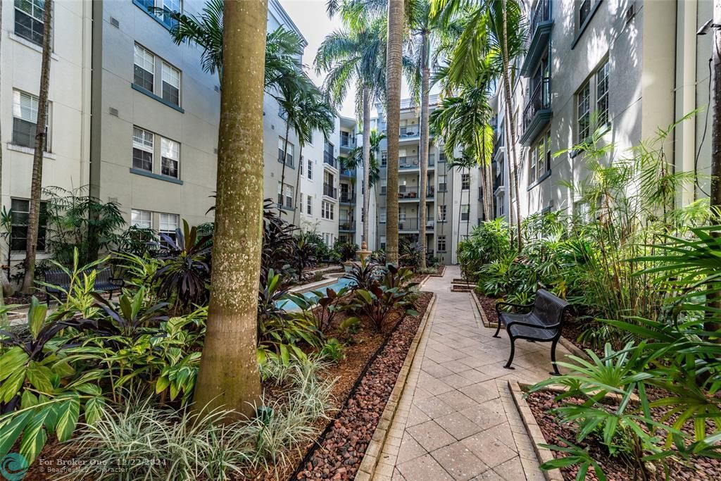 Active With Contract: $289,900 (1 beds, 1 baths, 667 Square Feet)