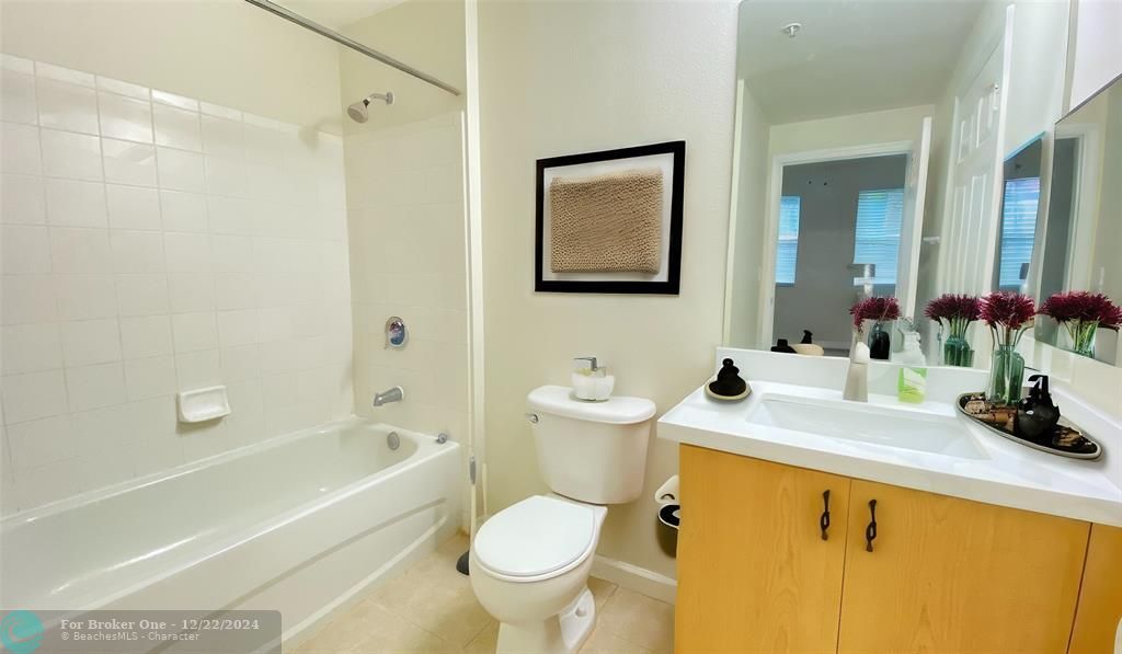 Active With Contract: $289,900 (1 beds, 1 baths, 667 Square Feet)