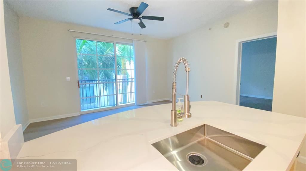 Active With Contract: $289,900 (1 beds, 1 baths, 667 Square Feet)