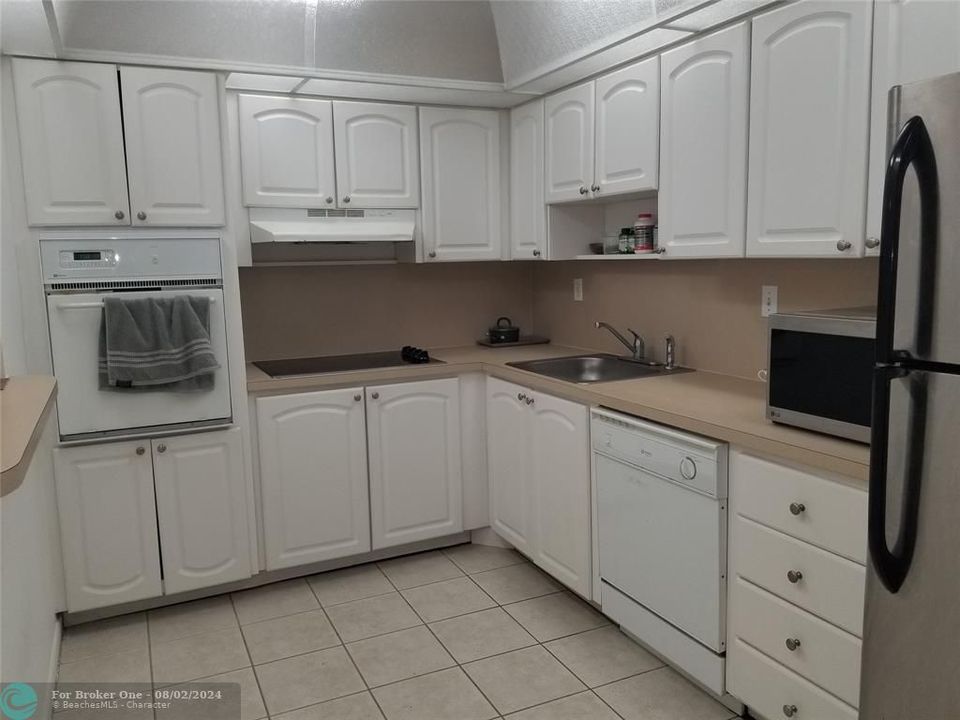 For Sale: $339,000 (1 beds, 1 baths, 1005 Square Feet)