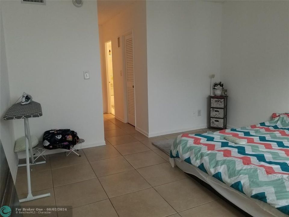 For Sale: $339,000 (1 beds, 1 baths, 1005 Square Feet)