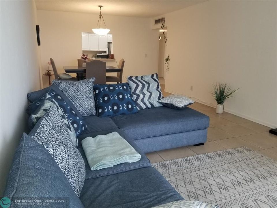 For Sale: $339,000 (1 beds, 1 baths, 1005 Square Feet)