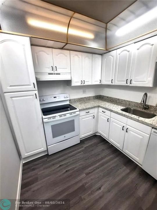 Recently Rented: $1,900 (2 beds, 2 baths, 950 Square Feet)