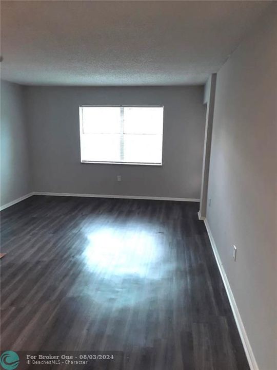 Active With Contract: $1,900 (2 beds, 2 baths, 950 Square Feet)