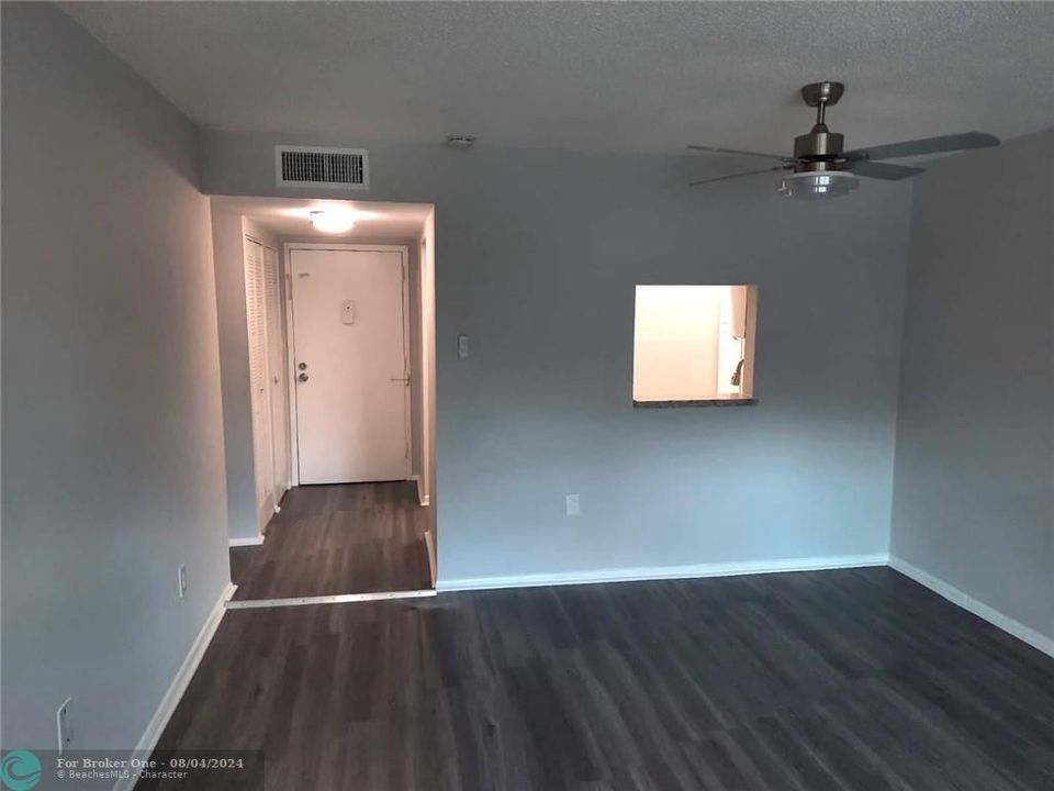 Active With Contract: $1,900 (2 beds, 2 baths, 950 Square Feet)