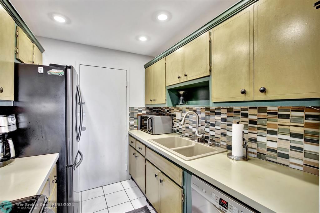 For Sale: $250,000 (2 beds, 1 baths, 850 Square Feet)