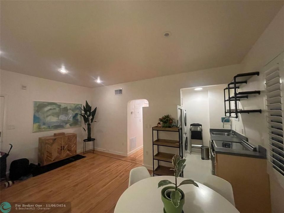 For Sale: $419,000 (1 beds, 1 baths, 580 Square Feet)