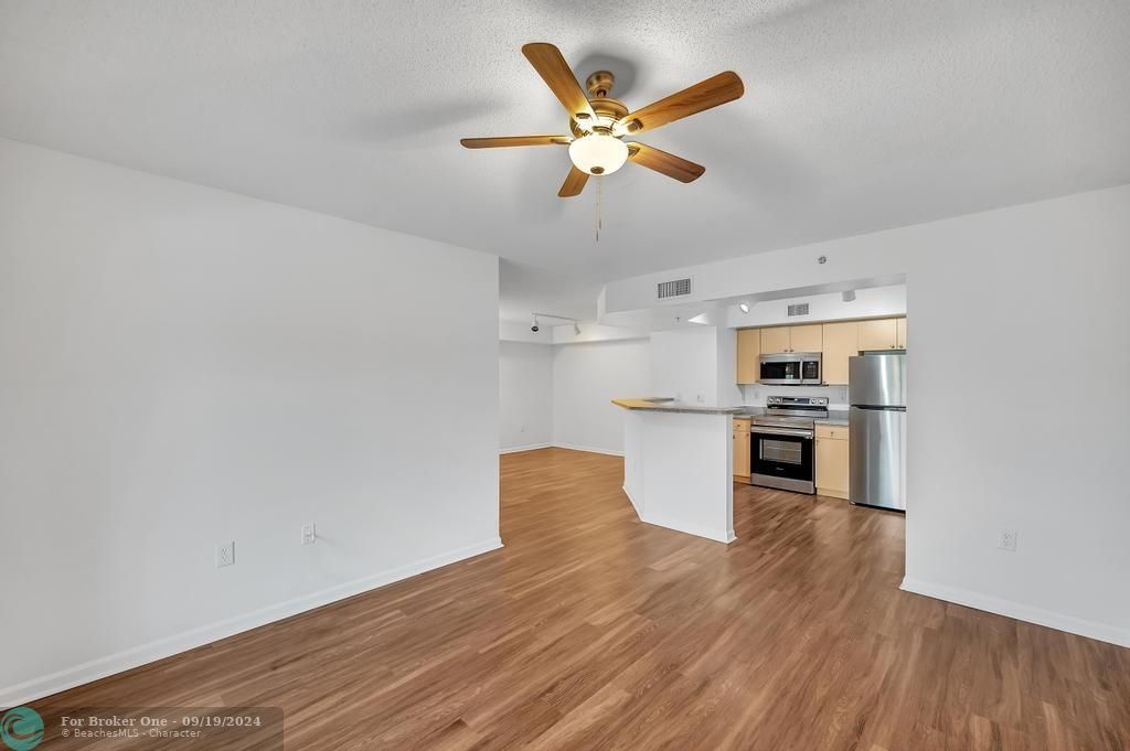 For Rent: $1,699 (1 beds, 1 baths, 802 Square Feet)