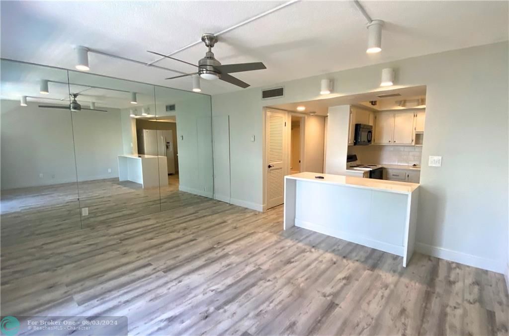 For Sale: $250,000 (1 beds, 1 baths, 600 Square Feet)