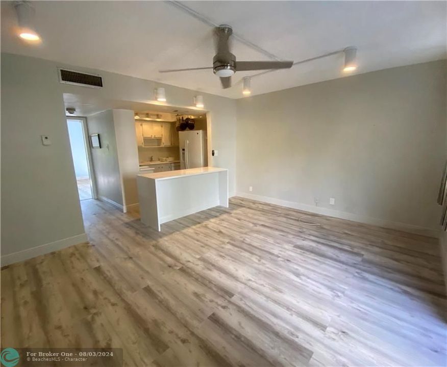 For Sale: $250,000 (1 beds, 1 baths, 600 Square Feet)