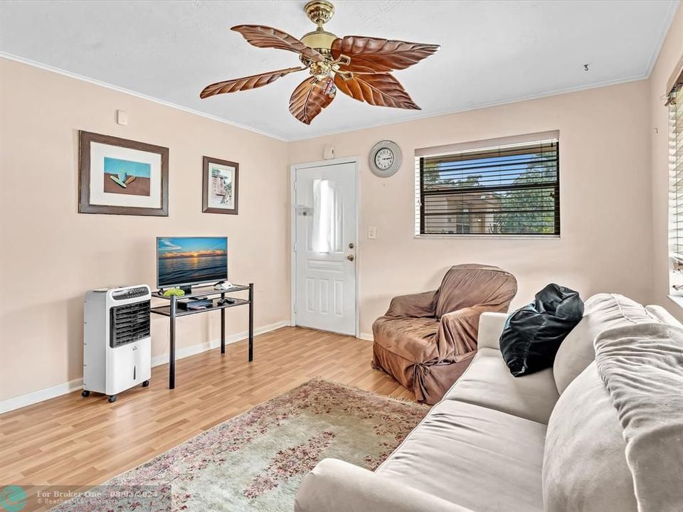 For Sale: $435,000 (2 beds, 1 baths, 1034 Square Feet)