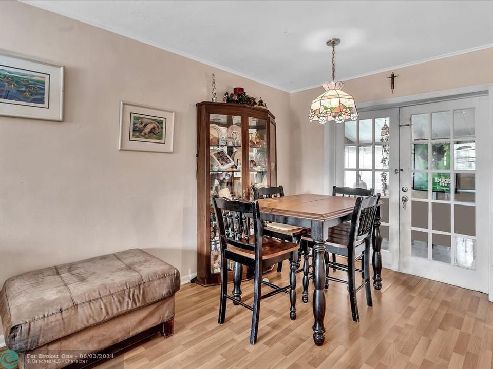 For Sale: $435,000 (2 beds, 1 baths, 1034 Square Feet)