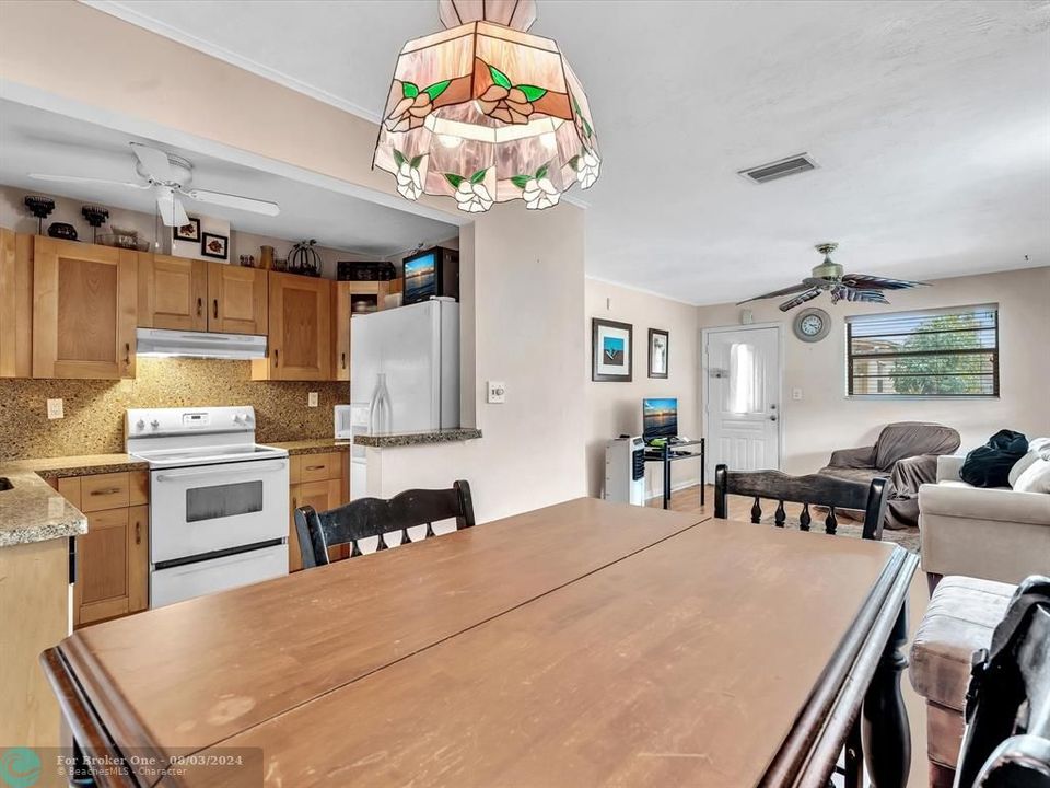 For Sale: $435,000 (2 beds, 1 baths, 1034 Square Feet)