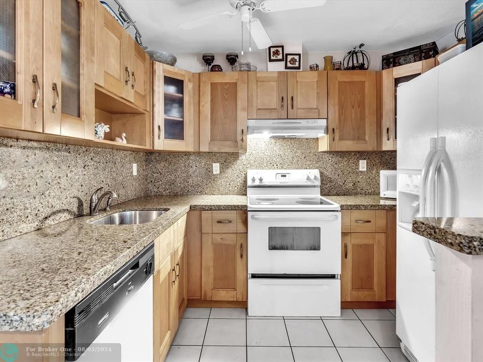 For Sale: $435,000 (2 beds, 1 baths, 1034 Square Feet)