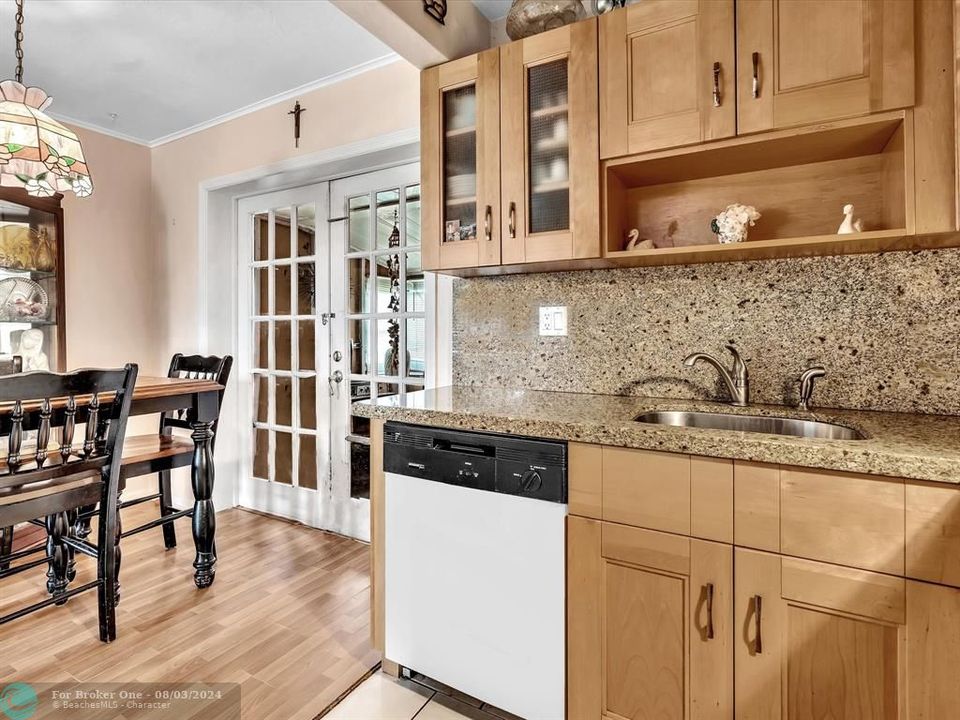 For Sale: $435,000 (2 beds, 1 baths, 1034 Square Feet)