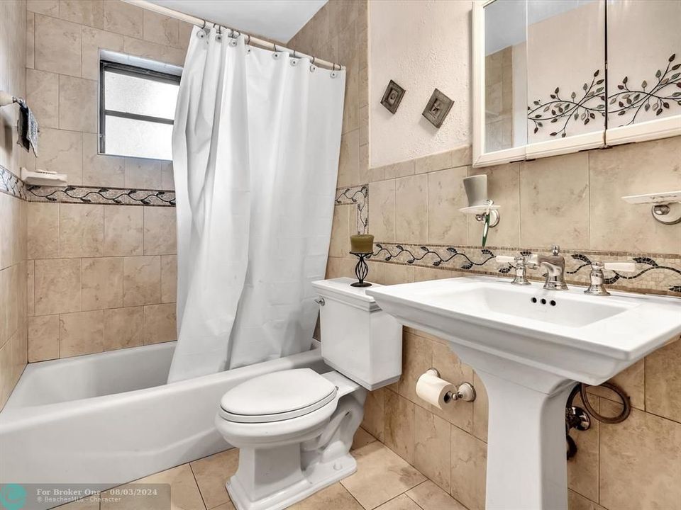 For Sale: $435,000 (2 beds, 1 baths, 1034 Square Feet)