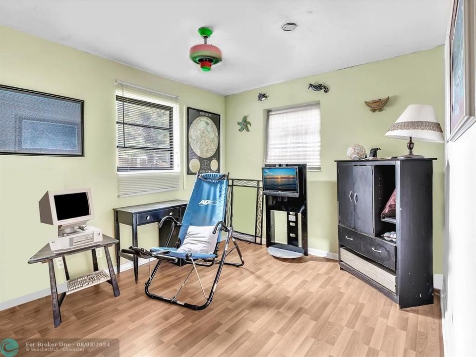 For Sale: $435,000 (2 beds, 1 baths, 1034 Square Feet)