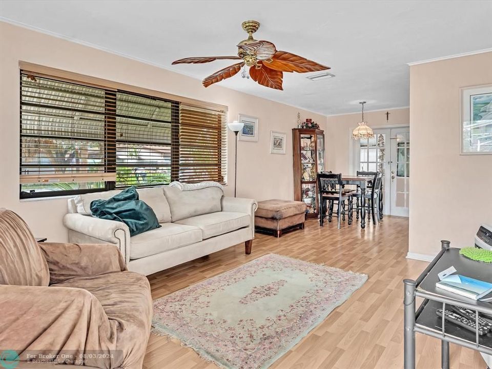 For Sale: $435,000 (2 beds, 1 baths, 1034 Square Feet)