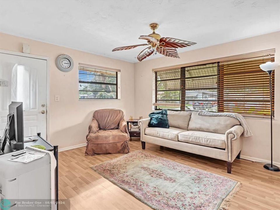 For Sale: $435,000 (2 beds, 1 baths, 1034 Square Feet)