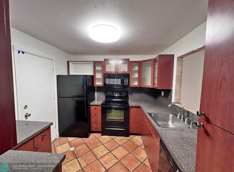 Active With Contract: $1,600 (1 beds, 1 baths, 940 Square Feet)