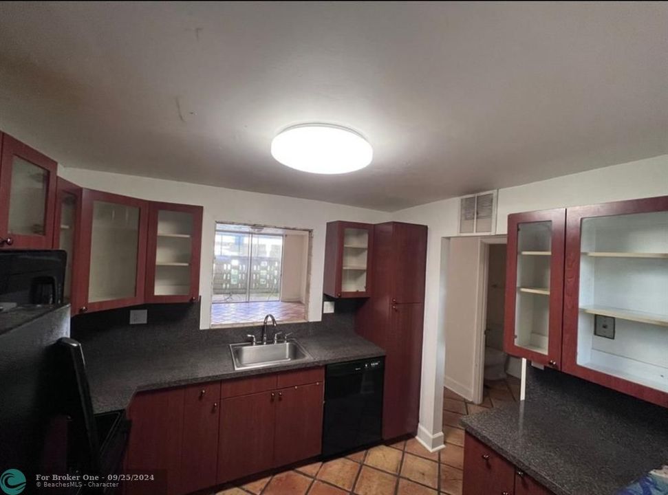 Active With Contract: $1,600 (1 beds, 1 baths, 940 Square Feet)