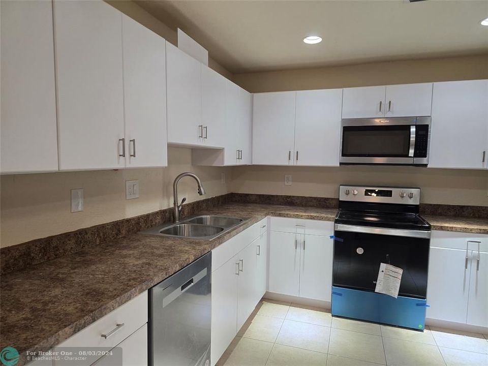 Active With Contract: $3,250 (4 beds, 2 baths, 1292 Square Feet)